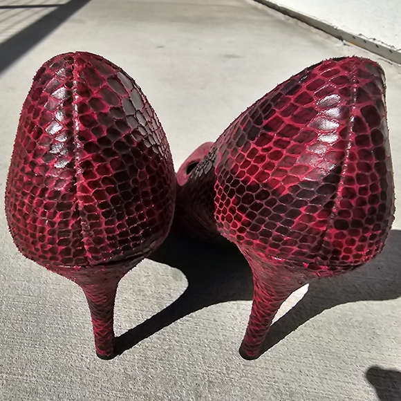 Retro red and black Snake point toe heel pumps women's size 8 Mossimo - Picture 7 of 9